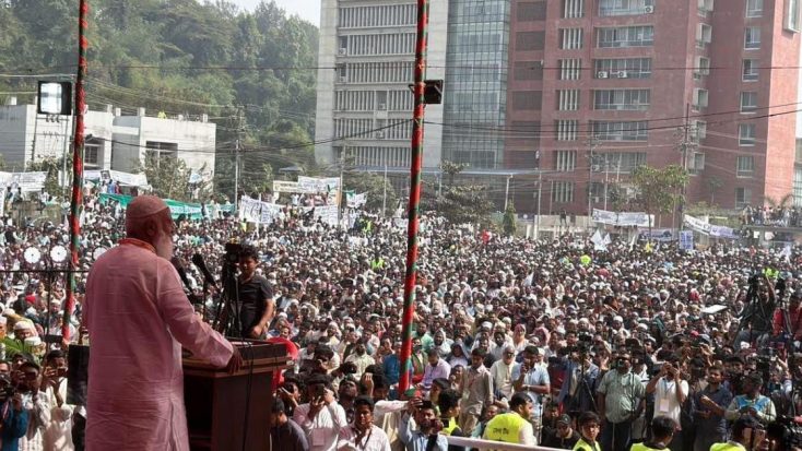সোমবার চট্টগ্রামের লোহাগাড়ায় এ সি এম উচ্চবিদ্যালয় মাঠে নির্বাচনী জনসভায় বক্তব্য দেন জামায়াত আমির ডা. শফিকুর রহমান। ছবি : বাসস