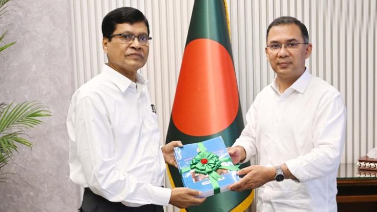 প্রধানমন্ত্রী তারেক রহমানের কাছে আজ বিকেলে সচিবালয়ে তাঁর দফতরে ২০২১-২২ অর্থবছরের অডিট রিপোর্ট পেশ করেন মহা হিসাব-নিরীক্ষক ও নিয়ন্ত্রক মো. নূরুল ইসলাম। ছবি : প্রধানমন্ত্রীর কার্যালয়