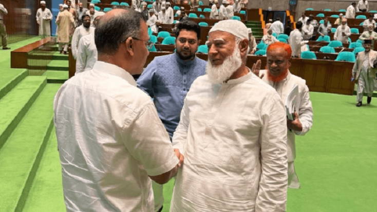 অধিবেশন শেষে প্রধানমন্ত্রীর সঙ্গে বিরোধীদলীয় নেতার কুশল বিনিময়