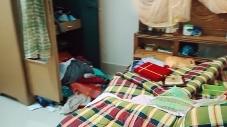 বাকেরগঞ্জে চুরি হওয়া বাড়ি