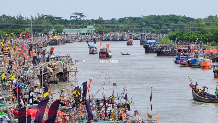 সাগর থেকে ফিরছে জেলেরা